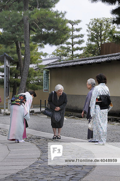 Japanerinnen im Kimono verbeugen sich beim Abschied in einem Tempel in Kyoto  Japan  Asien
