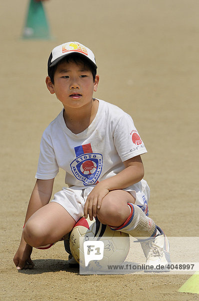 Kind trainiert Fußball bei einem Fußballverein von Kyoto Japan Asien