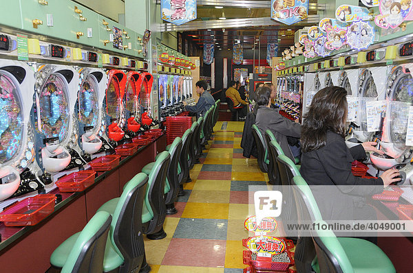 Japaner spielen Glücksspiel an Flipperautomaten in einer Flipperautomatenhalle  Paschinko  in Kyoto  Japan  Asien