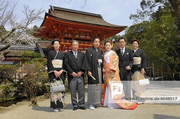 Japanisches Brautpaar mit Eltern und Schwiegereltern vor dem Kamigamo Schrein in Kyoto  Japan  Asien