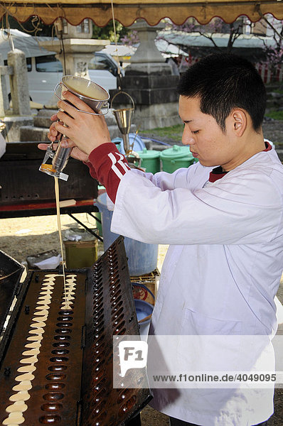 Mann bei der Herstellung von Backwaren am Kintano Schrein auf dem Trödelmarkt Kyoto Japan Asien