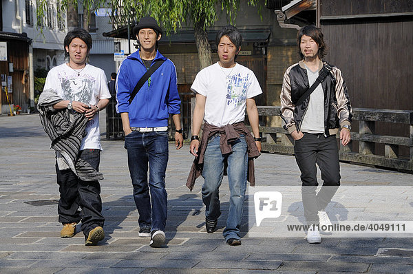 Japanische Jugendliche in modischer Kleidung  Stadtzentrum  Kyoto  Japan  Asien