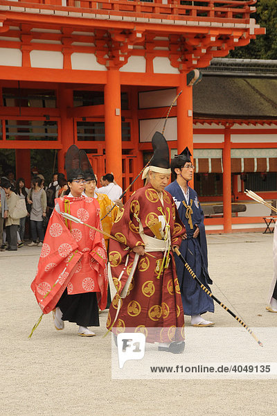 Einzug der Bogenschützen und shintoistischen Priester bei der Eröffnung des rituellen Bogenschießes im Shimogamo Schrein  Kyoto  Japan  Asien