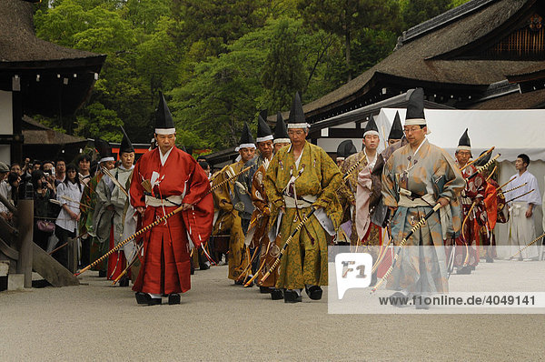 Archers proceeding from devotion at the archery ceremonial in Shimogamo Shrine  Kyoto  Japan  Asia