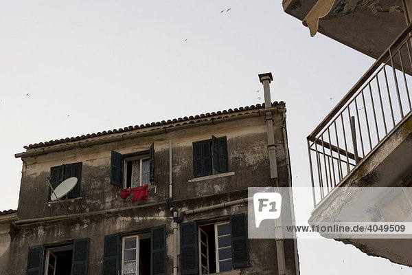 Altes Haus mit grünen Fensterläden in Kerkyra  Korfu Stadt  Griechenland  Europa