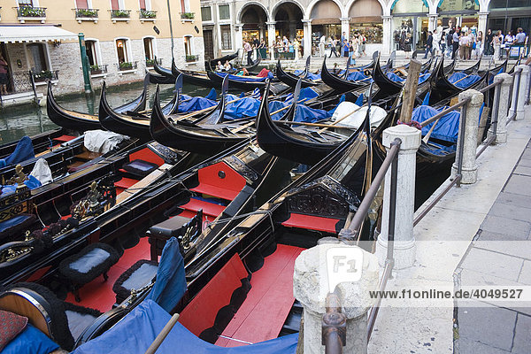 Parkende venezianische Gondeln