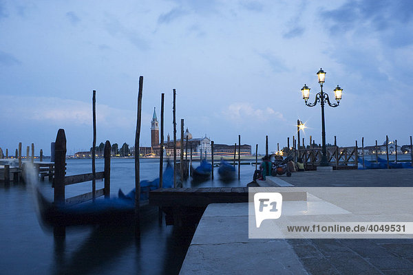 Canale Grande  Gondeln  dahinter San Giorgio Maggiore in der Abenddämmerung  Venedig  Italien  Europa