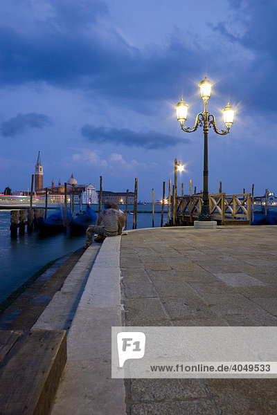 Zwei Männer unterhalten sich am Canale Grande  dahinter San Giorgio Maggiore  Venedig  Italien  Europa