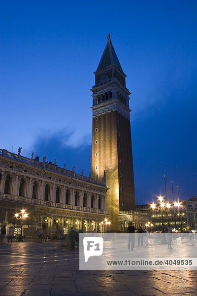 Markusturm Campanile San Marco am Markusplatz Piazza San Marco in der Dämmerung  Venedig  Italien  Europa