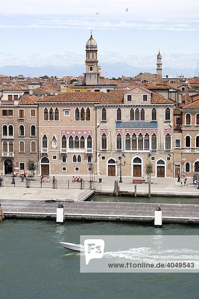 Schnellboot auf dem Canale Grande in Venedig  Italien  Europa