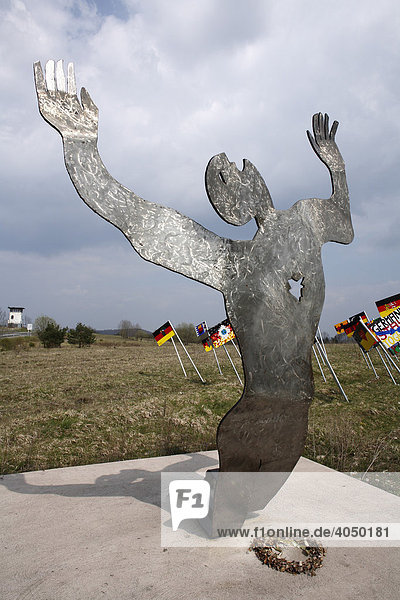 Kunstwerk Auf der Flucht erschossen von Herbert Fell  Nationaldenkmal Skulpturenpark Deutsche Einheit an Grenze Thüringen/Bayern nahe Henneberg  Rhön-Grabfeld  Thüringen  Deutschland  Europa