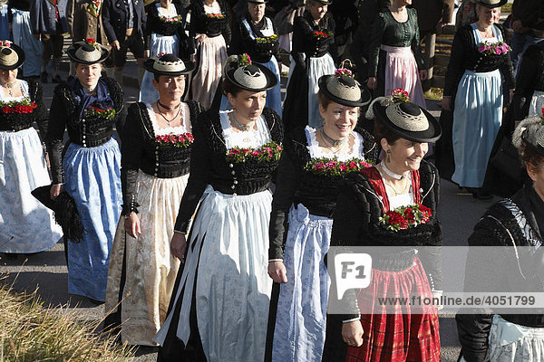 Frauen in Tracht beim Messgang zur Leonhardifahrt in Kreuth  Tegernseer Tal  Oberbayern  Bayern  Deutschland  Europa