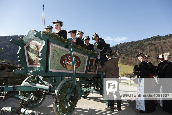 Frauen in Tracht auf Kutsche  Leonhardifahrt in Kreuth  Tegernseer Tal  Oberbayern  Bayern  Deutschland  Europa