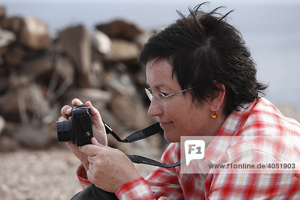 Frau fotografiert mit Kompaktkamera  La Gomera  Kanaren  Kanarische Inseln  Spanien  Europa