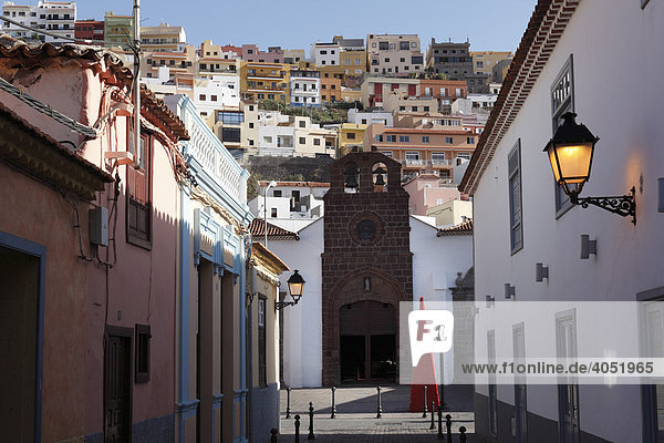 Altstadtgasse mit Kirche Nuestra Senora de la AsunciÛn  San Sebasti·n de la Gomera  Kanaren  Kanarische Inseln  Spanien  Europa