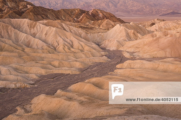 Panamint Berge und Badlands im Vordergrund  vom Zabriskie Punkt  Death Valley  Kalifornien  USA