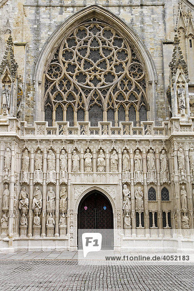Entry portal of Exeter Cathedral  Exeter  Devon  England  Great Britain  Europe