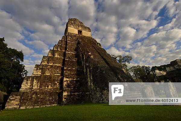 Mayaruinen Tikal  Blick auf Tempel I  Jaguar-Tempel  an der Gran Plaza  Yucatán  Guatemala  Mittelamerika