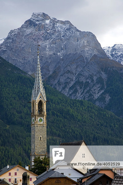 Dächer und Kirchturm der reformierten Kirche vor dem Piz Lischana  Unterengadiner Dolomiten  Sent  Unterengadin  Kanton Graubünden  Schweiz  Europa