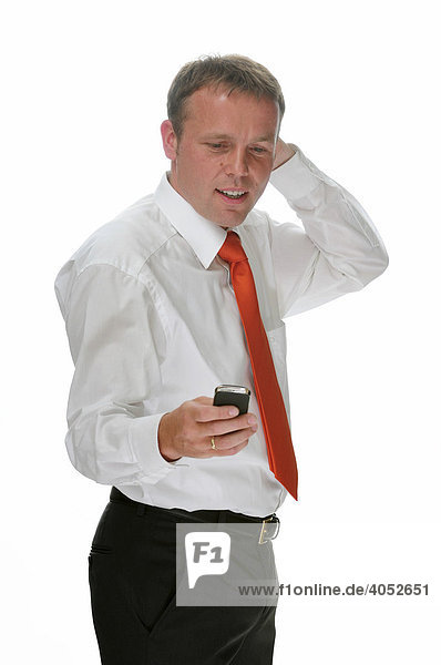 Geschäftsmann mit Hemd und roter Krawatte  Handy  schreibt Sms  fotografiert sich