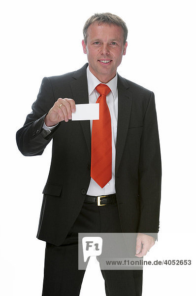 Geschäftsmann mit schwarzem Anzug und roter Krawatte gibt Visitenkarte