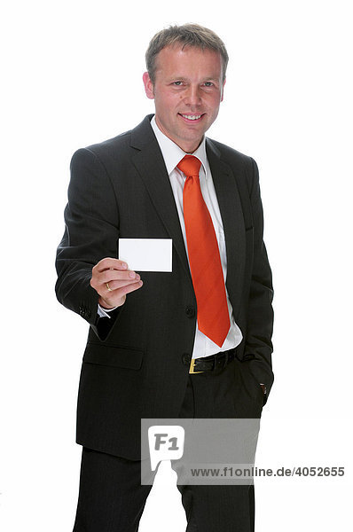 Geschäftsmann mit schwarzem Anzug und roter Krawatte gibt Visitenkarte