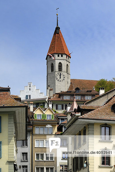 Altstadthäuser  dahinter die Stadtkirche  Thun  Kanton Bern  Schweiz  Europa Kanton Bern