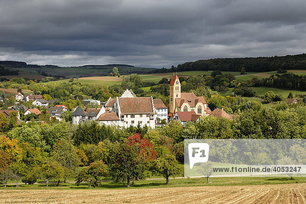 Der historische Dorfkern von Weil mit dem Schloss Blumenfeld und der St. Nikolauskirche  Landkreis Konstanz  Baden-Württemberg  Deutschland  Europa