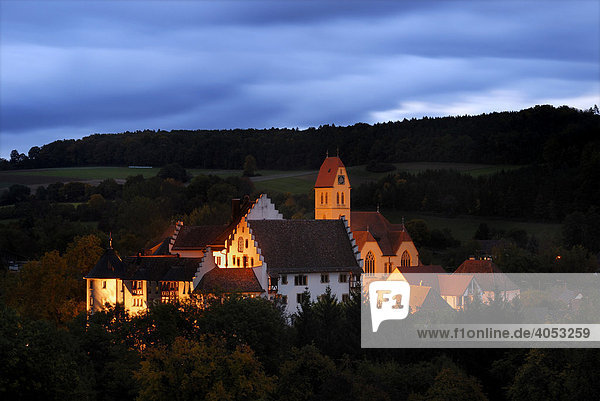 Das Dorf Weil mit dem Schloss Blumenfeld und der St. Nikolauskirche Landkreis Konstanz  Baden-Württemberg  Deutschland  Europa