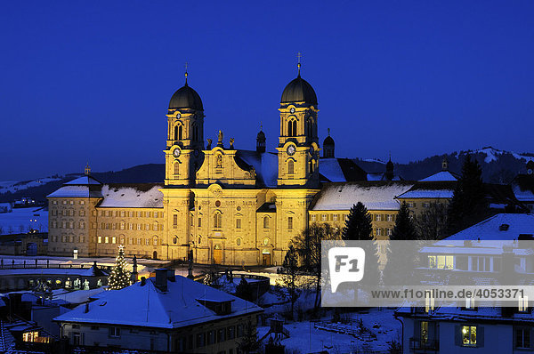 Klosterkirche im Abendlicht  Einsiedeln  Kanton Schwyz  Schweiz  Europa