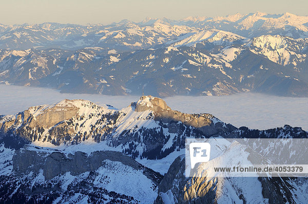 Der Alpstein mit dem Hohen Kasten im letzten Licht  dazwischen das nebelverhangene Rheintal  Kanton Appenzell Innerrhoden  Schweiz  Europa