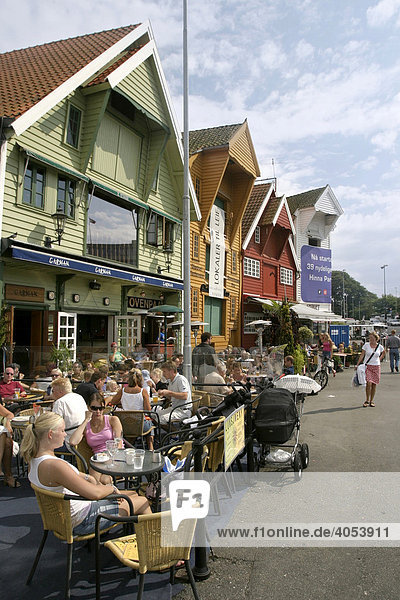 Restaurants in Hafen von Stavanger mit seinen traditionellen Holzhäusern  Stavanger  Norwegen  Skandinavien  Europa