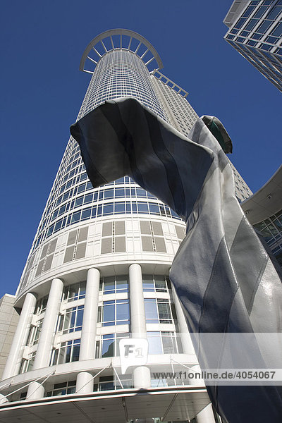 Gebäude der DZ Bank mit Kunstobjekt Krawatte vor dem Eingang Frankfurt  Hessen  Deutschland  Europa
