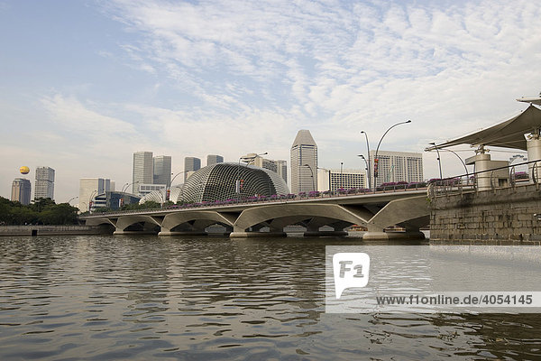 Financial District und Esplanade Bridge von Singapur an der Marina Bay  Singapur River  Republik Singapur  Stadtstaat Singapur  Südostasien