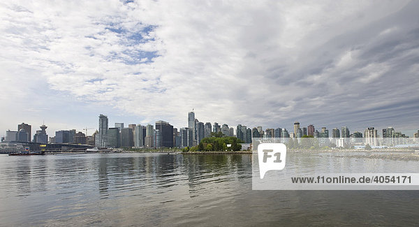 Hochhäuser von Coral Harbour mit Shaw Tower  Harbour Green  Callisto  Escala  und Westin Bayshore Hotel  Vancouver  British Columbia  Kanada  Nordamerika