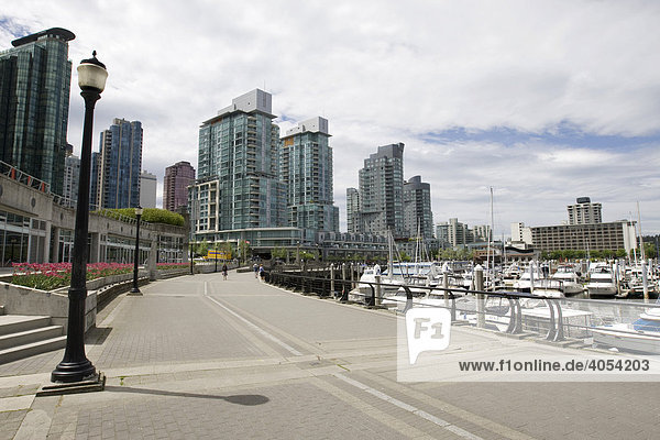 Wohnhäuser am Hafen  Stadtteil Coral Harbour  Vancouver  British Columbia  Kanada  Nordamerika