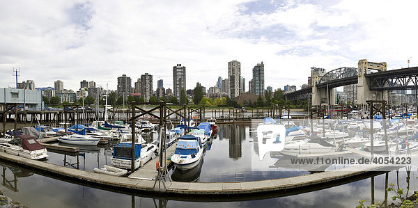 West End  Yachthafen und Burrard Bridge  Vancouver  British Columbia  Kanada  Nordamerika