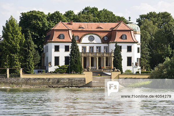 Villa auf der Mariannenaue  der größten Rheininsel  Hessen  Deutschland  Europa