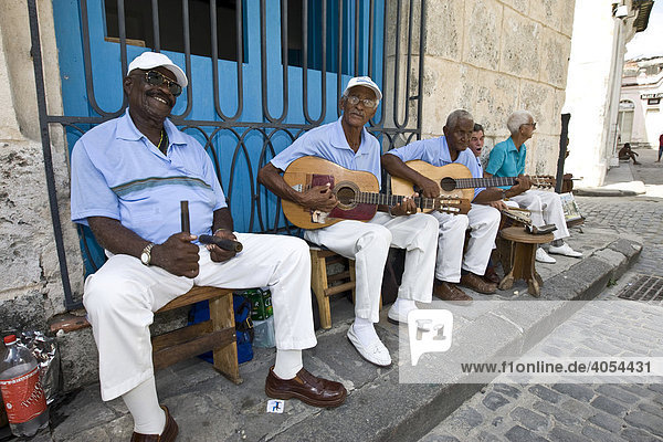 Musicians in the historic city centre of Havana  Cuba  Caribbean