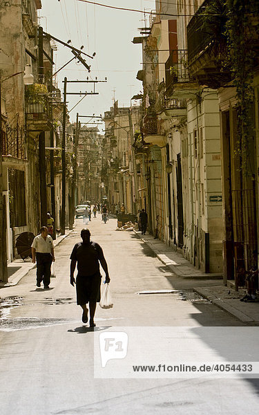 Straße in der Altstadt von Havanna  Kuba  Cuba  Karibik