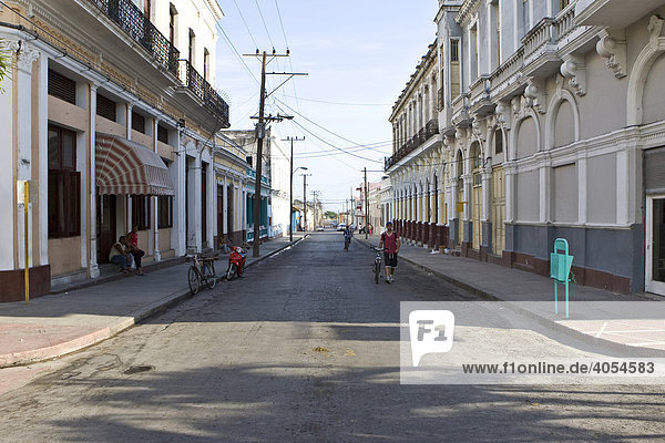 Straße in Cienfuegos  Kuba  Karibik  Amerika
