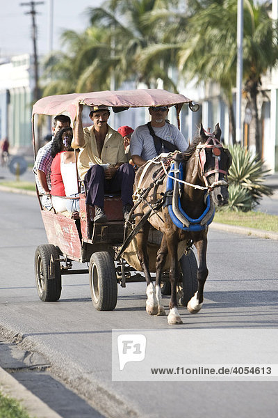 Horse and carriage along the coastal promenade in Cienfuegos  Cuba  Caribbean  America