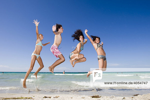 Vier Kinder Springen Vor Freude Am Strand In Die Luft Insel Lombok Kleine Sunda Inseln Indonesien Asien Vier Kinder Springen Vor Freude Am Strand In Die Luft Insel Lombok Kleine Sunda Inseln Indonesien Asien