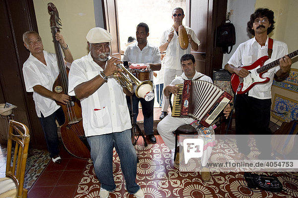 Kubanische Jazz Musiker spielen in einem Restaurant  Plaza Mayor  Trinidad  Provinz Sancti-Spíritus  Kuba  Lateinamerika  Amerika