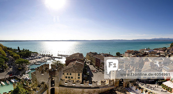 Panorama über die Altstadt von Sirmione  hinten der Gardasee  Gardasee  Lago di Garda  Lombardei  Italien  Europa