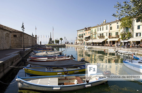 Boote im Hafen entlang der Via Fontana  Lazise  Gardasee  Lago di Garda  Lombardei  Italien  Europa