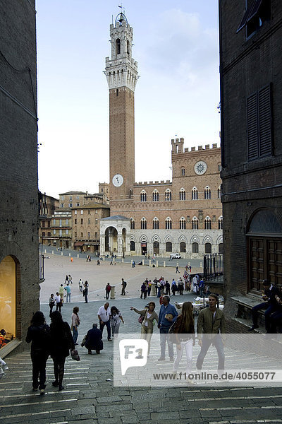 View of Piazza del Campo  Palazzo Pubblico and Torre del Mangia  Siena  Tuscany  Italy  Europe
