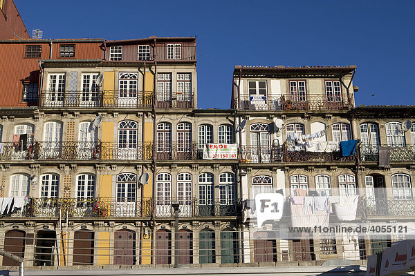 Typische Häuserfassaden am Ribeira Quay  Porto  UNESCO Weltkulturerbe  Portugal  Europa