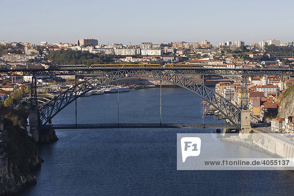 Blick von der Maria-Pia-Brücke auf Porto mit dem Fluss Rio Duoro  hinten die Brücke Ponte de Luis  Porto  UNESCO Weltkulturerbe  Portugal  Europa