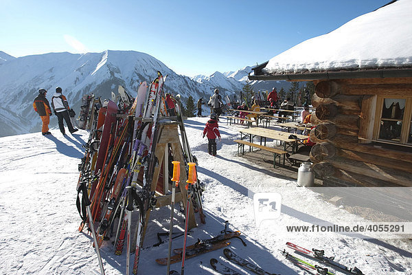 Ski stehen vor der Heitwanger Hochalm  hinten Roter Stein 2366m  Älple 1663m  Hönig 2034m  Bichelbach  Tirol  Österreich  Europa